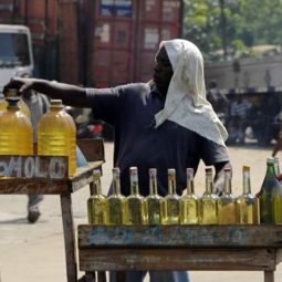 Bénin : hausse du prix de l’essence de contrebande, ruée vers les stations-service