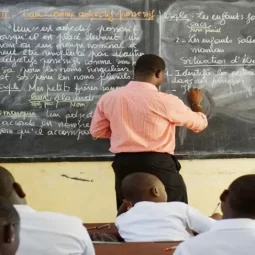 Bénin : des “classes socio-éducatives” pour éloigner les jeunes des vices